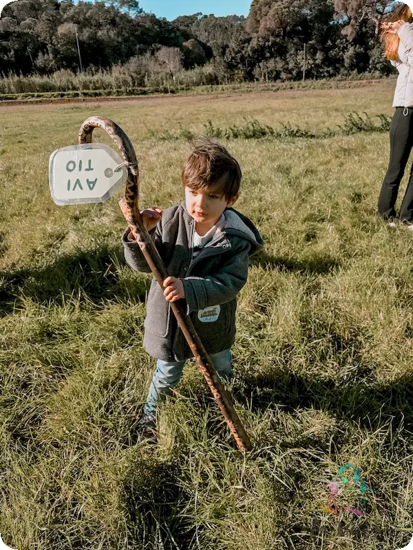 Eric con el bastón que encontramos como pista