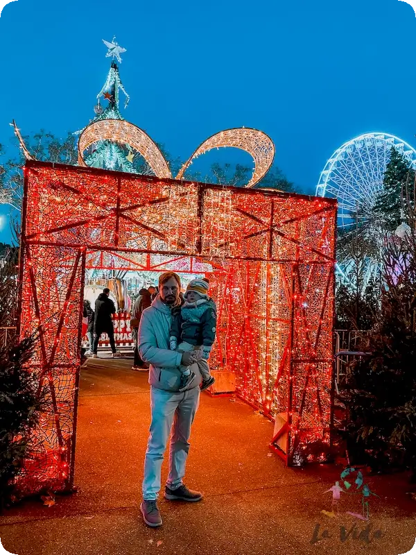Carcassonne en Navidad Noria. Dani con Eric en la entrada de la zona de atracciones