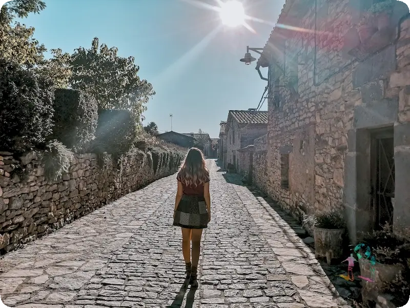 Caminando por el Carrer del Mig Tavertet