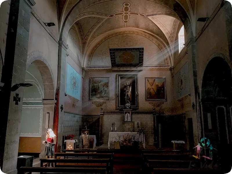 Interior Iglesia Sant Andreu de Pruit. Foto bonita con un haz de luz que viene de una ventana