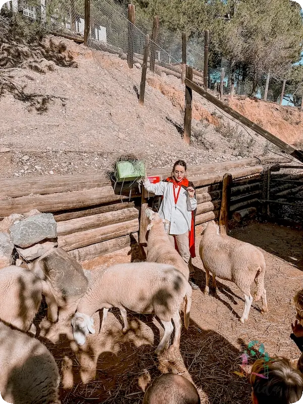 castahalloween en Granja Aventura Park. dando de comer a los animales disfrazada de vampira