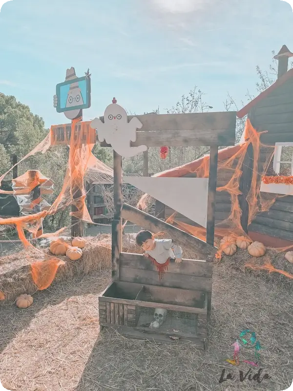 Eric en guillotina, decoración en Granja aventura Park