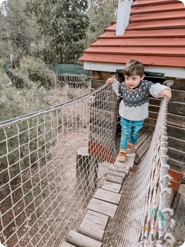 Eric en la zona de aventura, en una pasarela