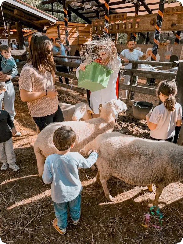 eric con las ovejas en Granja Aventura Park