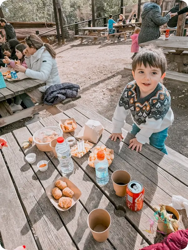 Zona Picnic Granja Aventura Park, eric con su comida en la mesa