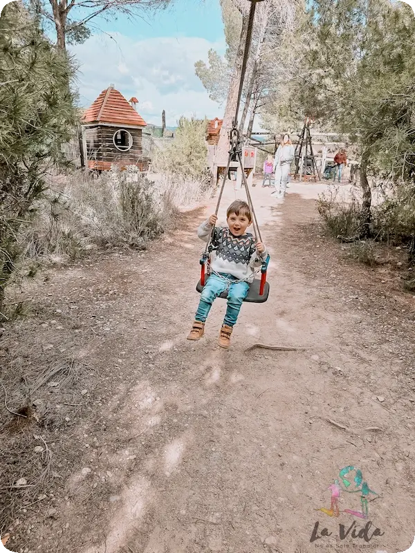 Eric en la tirolina infantil de Granja aventura Park