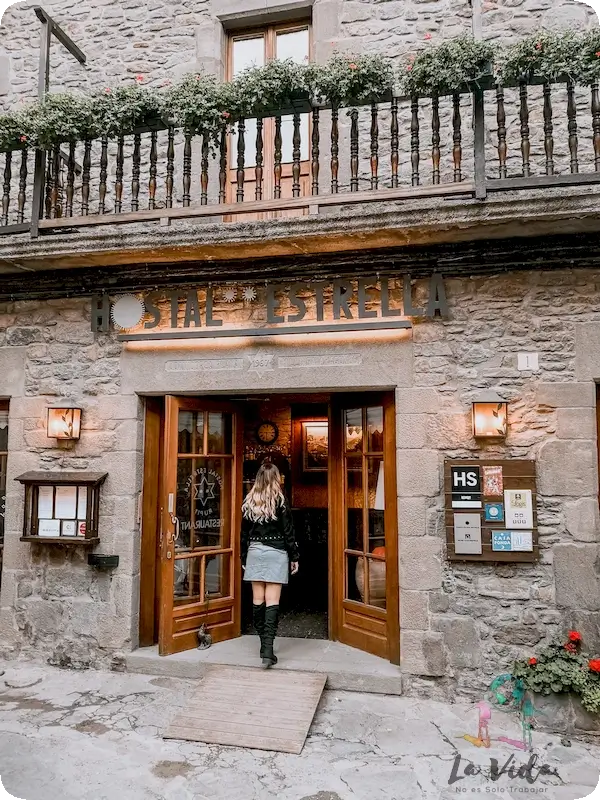 Judit entrando en Hostal Estrella Rupit