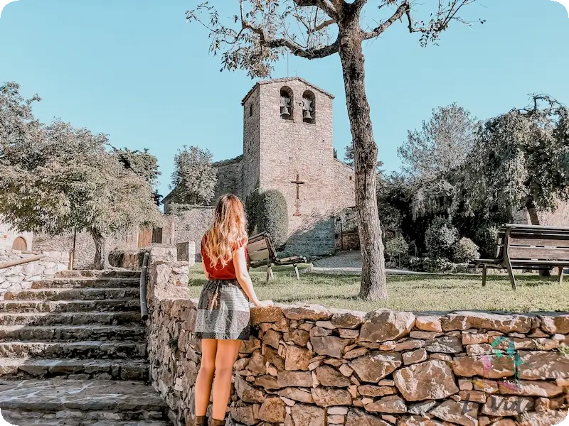 Judit enfrente de las escaleras que nos llevan a Iglesia de Sant Cristófol - cerca de Rupit