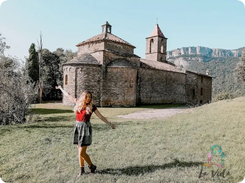 Judit posando delante de la Iglesia de Sant Joan de Fàbregues