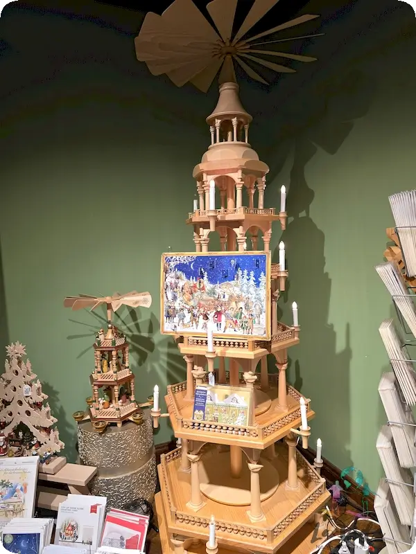 Pirámides navideñas en  Käthe Wohlfahrt Barcelona