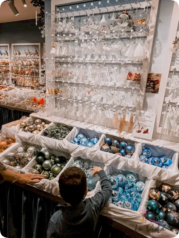 Eric tocando bolas de Navidad de cristal en Käthe Wohlfahrt Barcelona