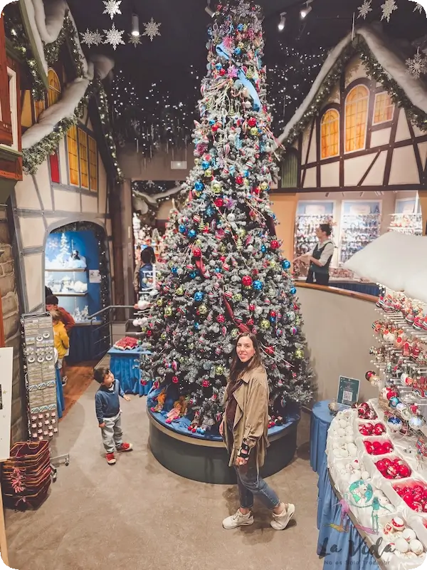 Judit y Eric con el árbol de Navidad gigante de Käthe Wohlfahrt Barcelona