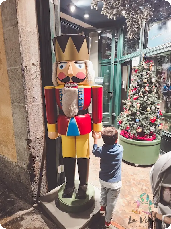 Käthe Wohlfahrt Barcelona,  Eric en la entrada Banys Nous 15