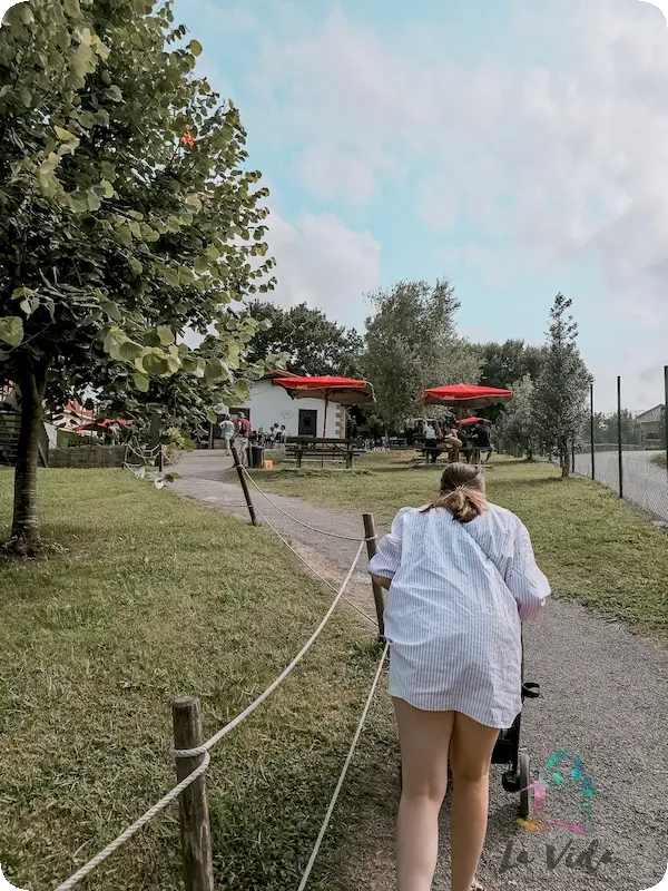 Camino del parking a la entrada del Laberinto de Villapresente