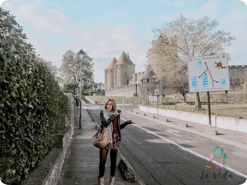 Llegada a la Cité Medieval del Carcassonne.Judit señalando un cartel