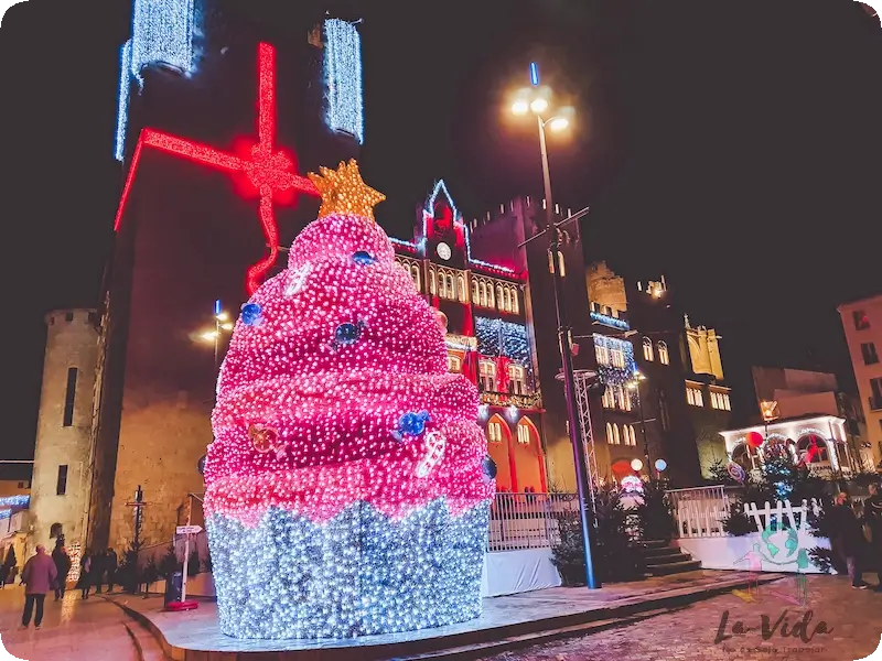 Destinos donde viajar en Navidad. Foto de Narbona iluminada