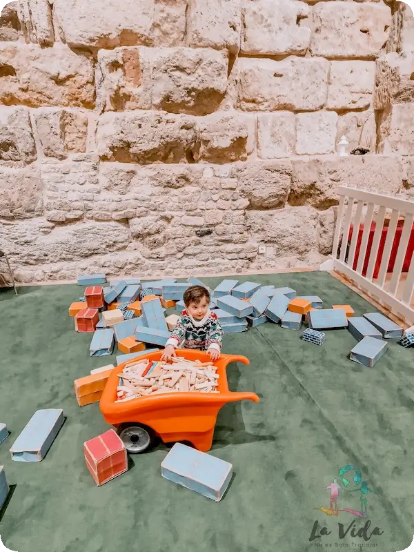 Eric en la ludoteca del Palais du Jeu