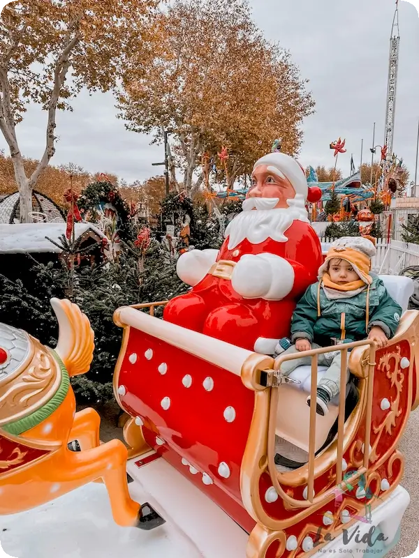 Parque de atracciones Narbona para niños. Eric junto a Papa Noel