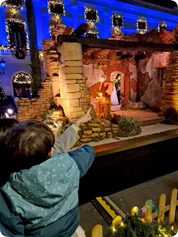 Pessebre de Sabadell en Navidad . Eric señalando una figura