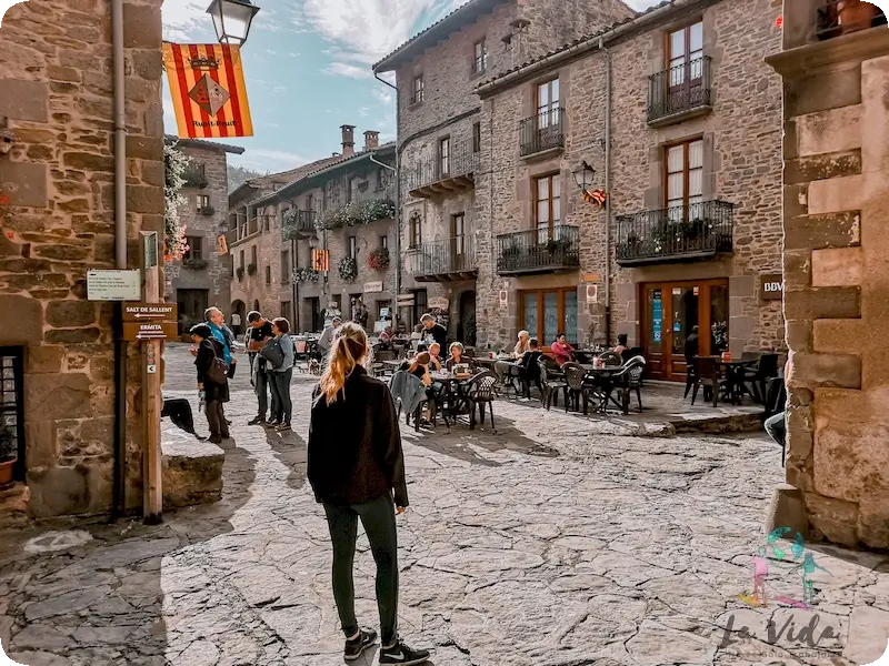 Judit un fin de semana en la Plaza Mayor de Rupit