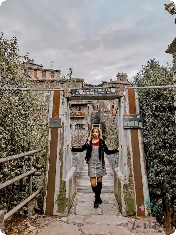Judit en la entrada del Puente Colgante de Rupit