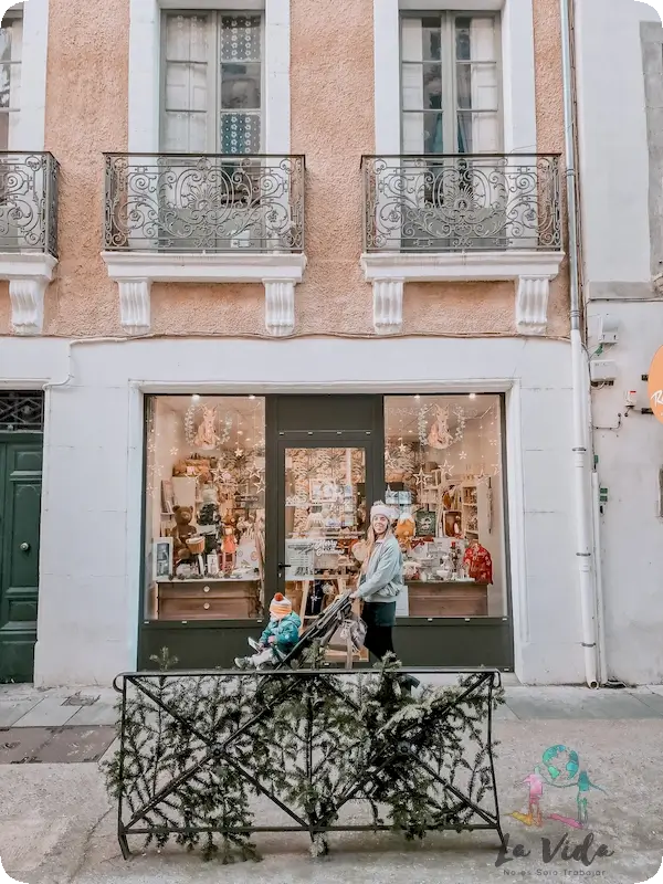 Judit en la ciudad nueva con eric en el carro
