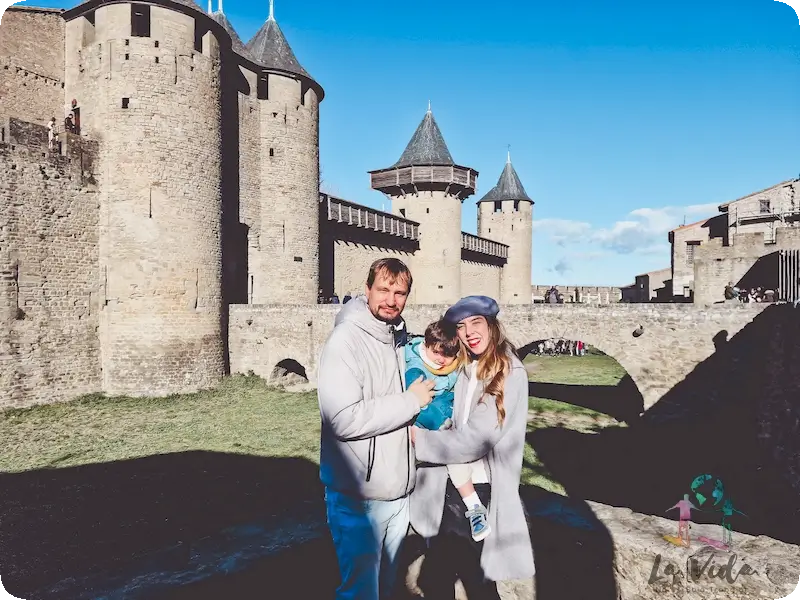 Carcassonne 2023, delante del Castillo ya con nuestro hijo