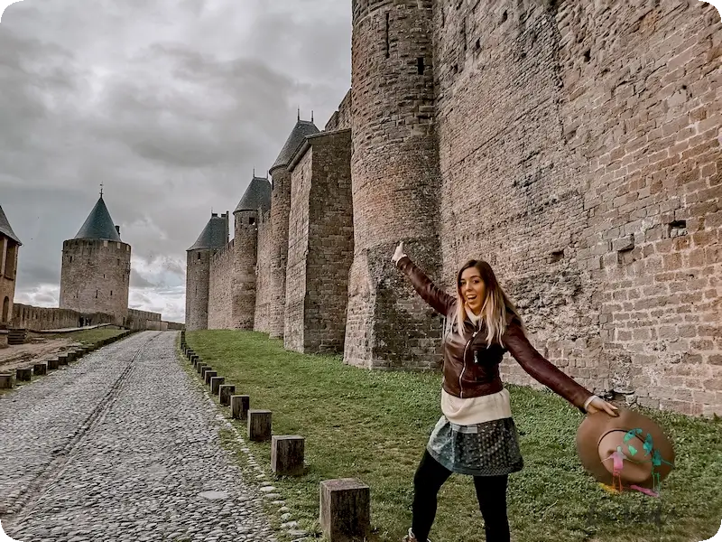 Llegada a la Cité Medieval del Carcassonne.Judit señalando un cartel