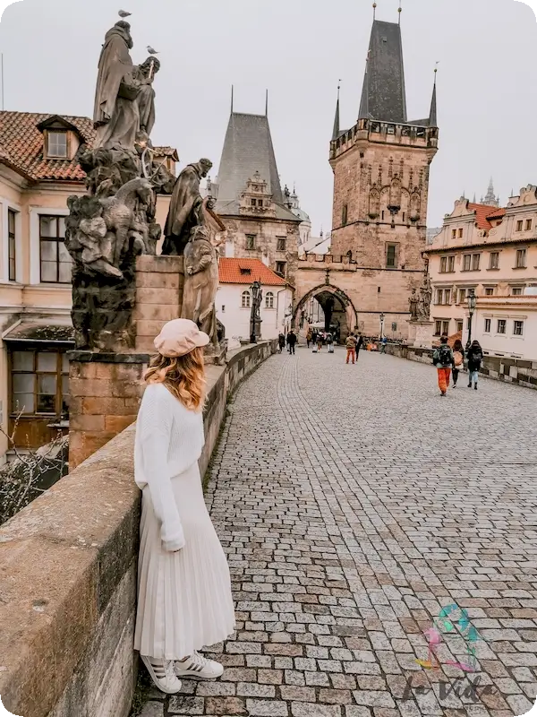 Puente Carlos de Praga. Judit posando en el medio