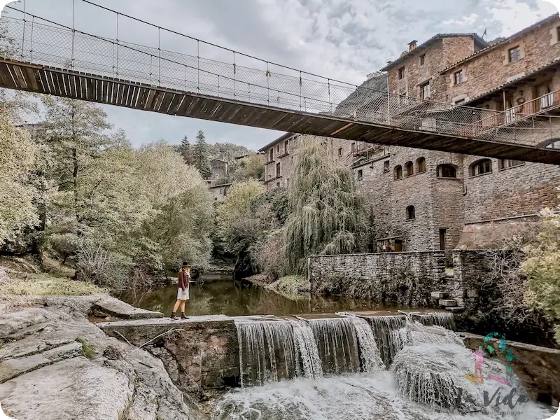 Puente colgante de Rupit desde el rio
