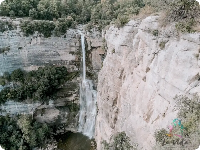 Impresionante vista frontal del Salt de Sallent en Rupit