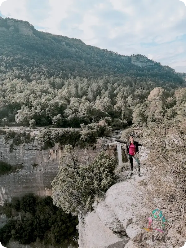 Salt de Sallent Rupit . Judit junto al salto de agua