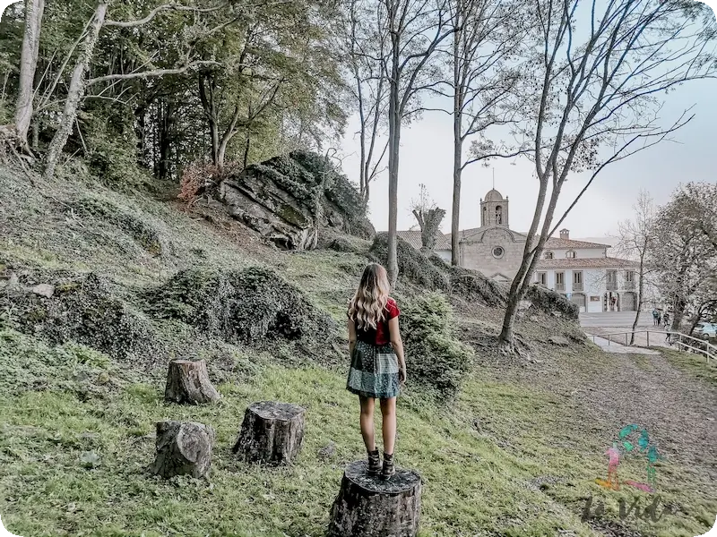 Judit subida contemplando el Santuari de la Salut de Sant Feliu de Pallerols - cerca de Rupit