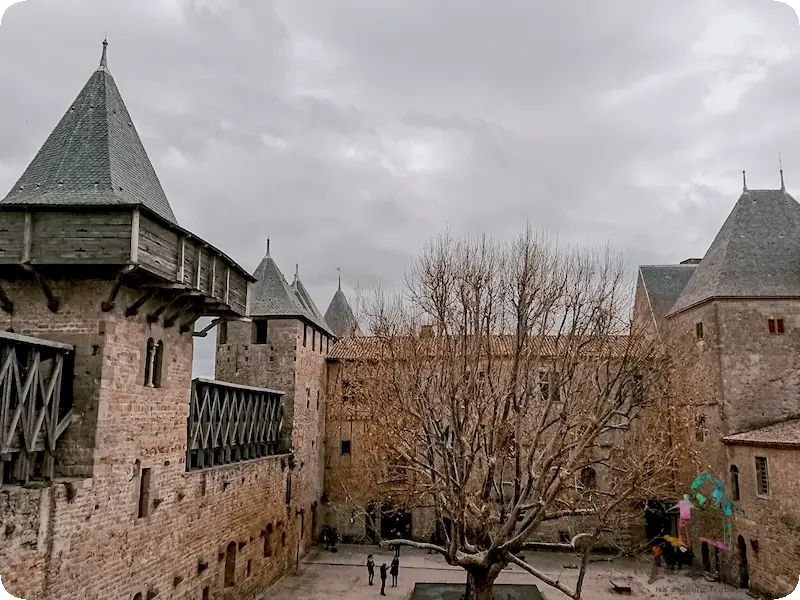 Interior del castillo de Carcassonne, visita