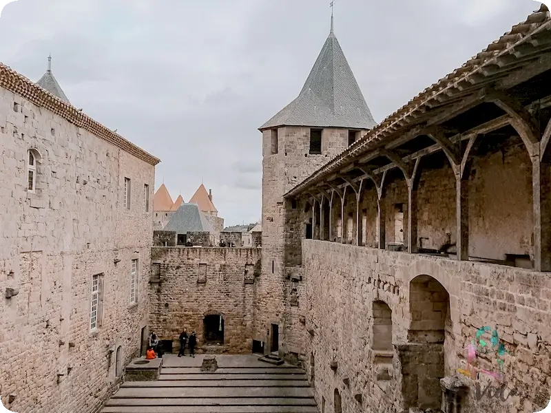 Interior del castillo de Carcassonne, visita