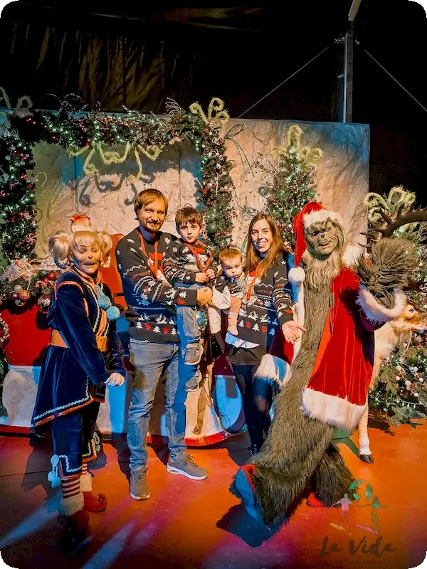 Foto familiar con el Grinch en Winterland