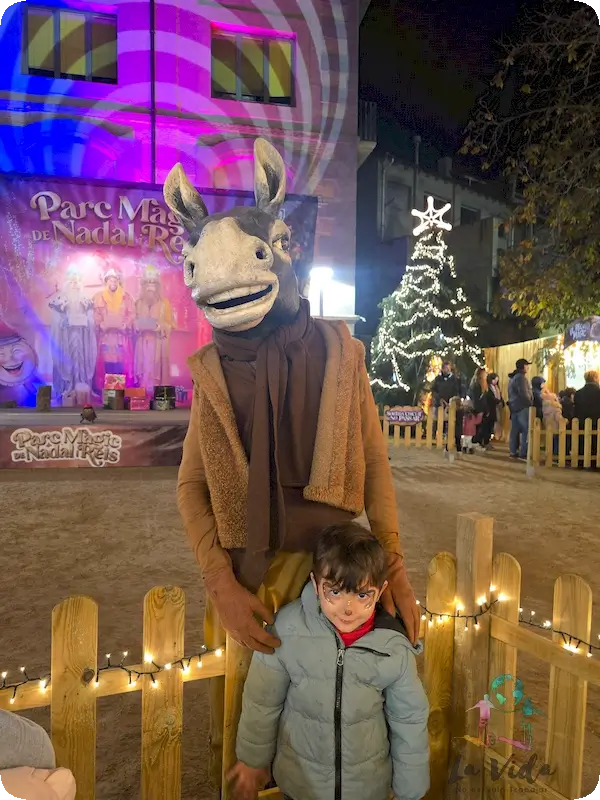 Eric con uno de los protagonistas del Parc Màgic de Nadal i Reis Manlleu