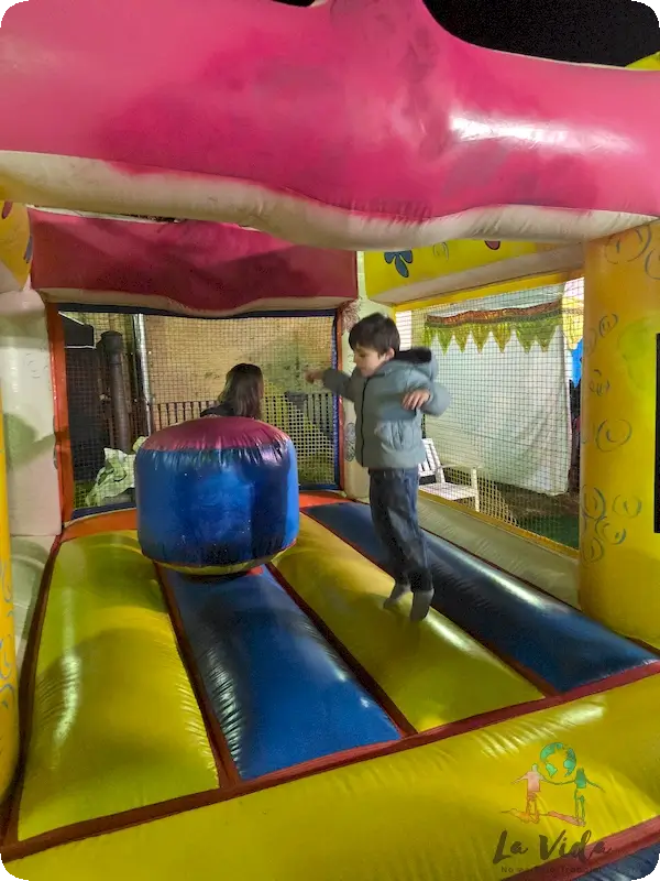 Eric en el inflable de Parc Màgic de Nadal i Reis
