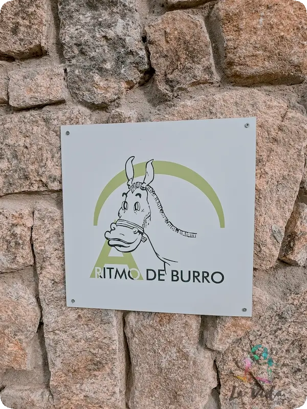 Cartel en la entrada de la Casa Rural A Ritmo de Burro