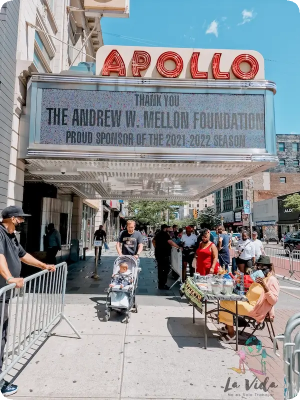 Entrada Apollo Theatre en Harlem Nueva York. Dani con el carrito de Eric