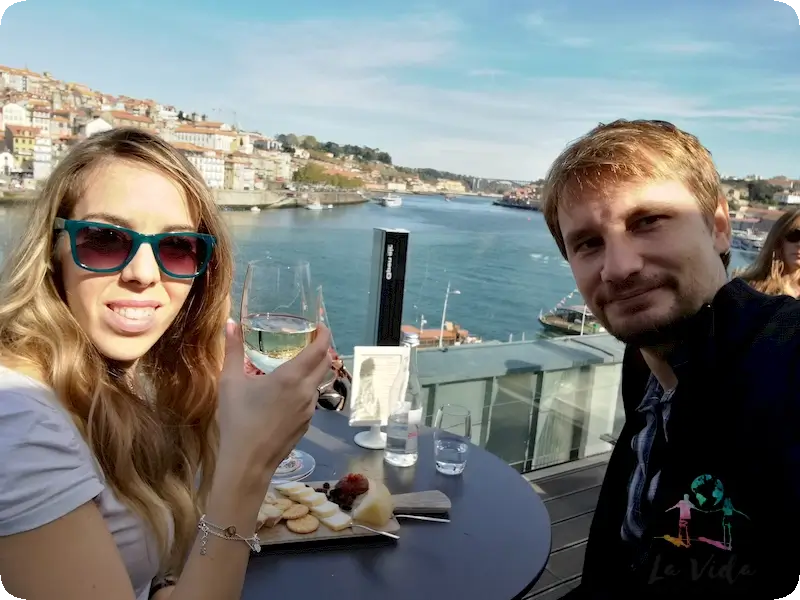 Tomando un aperitivo en las bodegas Porto Cruz
