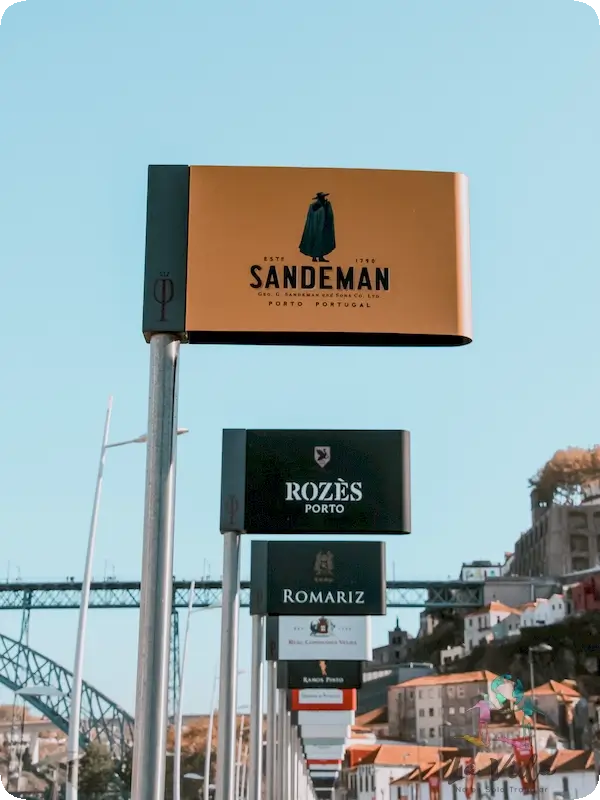 Carteles con todas las bodegas de Oporto, primer plano Sandeman