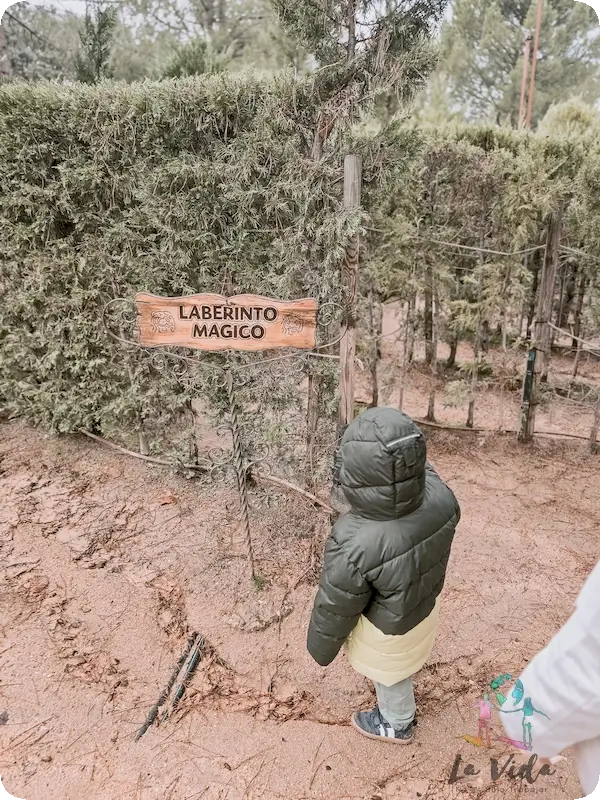 Eric en la entrada al Laberinto del Bosque Encantado de Madrid