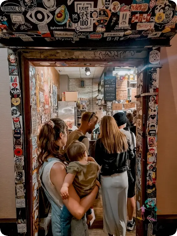 Judit y Eric entrando en Burger Joint