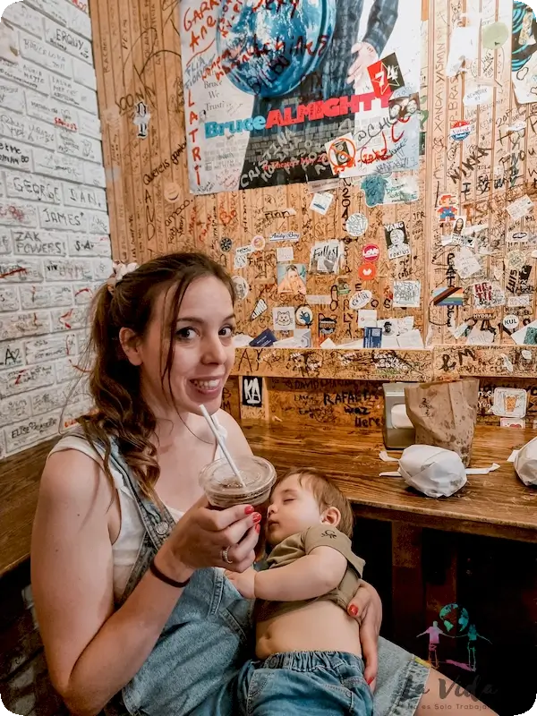 Eric con su comida en Burguer Joint