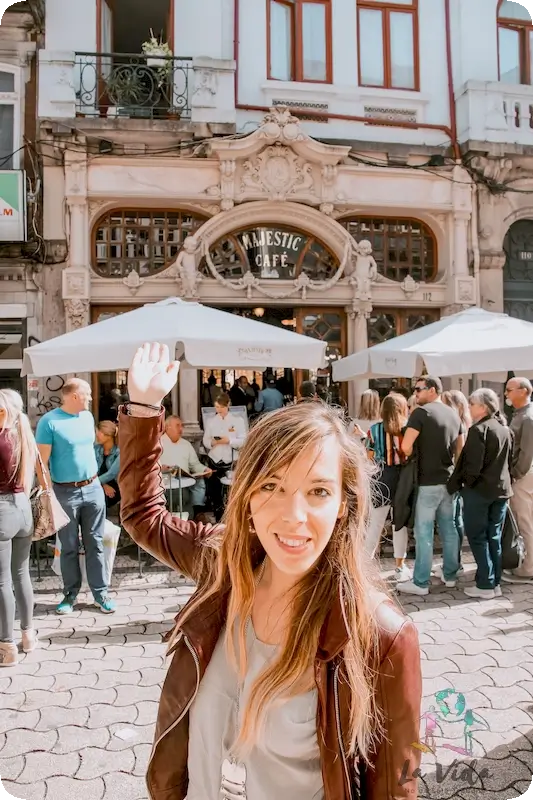 En las puert adel Cafe Majestic en Oporto