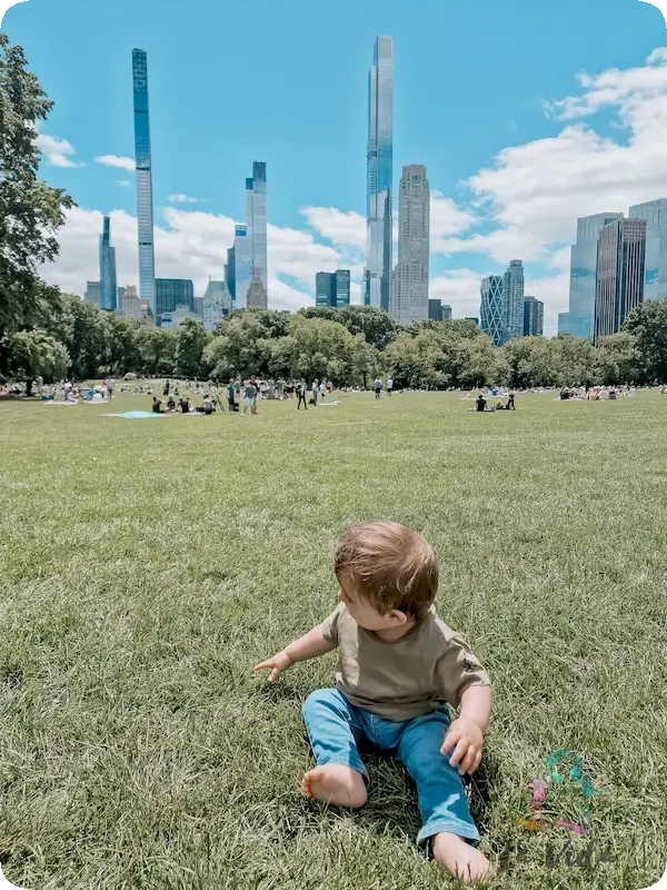 Central Park Nueva York. Eric sentado en la hierba