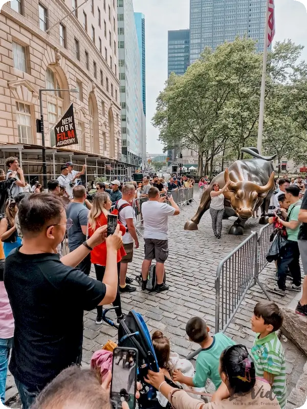 Cola para hacer foto el en Toro de Wall Street