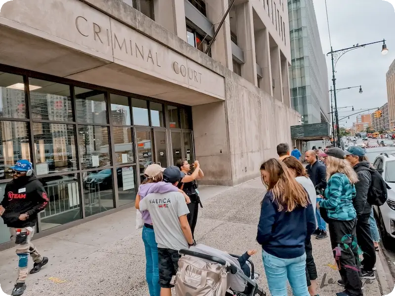 Corte Criminal Bronx, recibiendo las explicaciones de nuestra guía