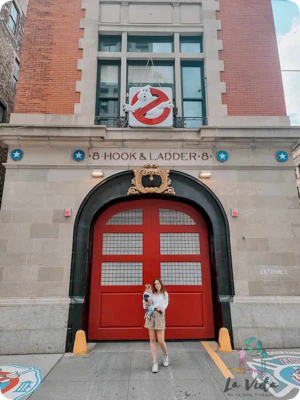 Judit y eric en la puerta del Cuartel general Cazafantasmas,
